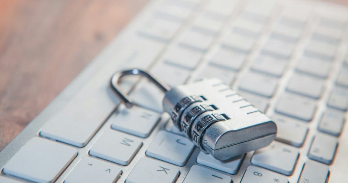 Cadeado sobre teclado de computador representando proteção de dados