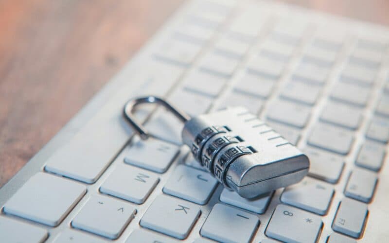 Cadeado sobre teclado de computador representando proteção de dados