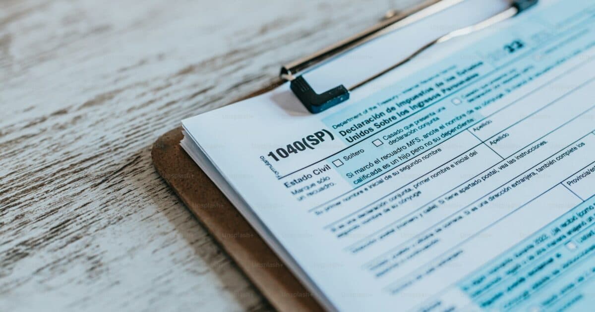 Checklist em prancheta usado para auditoria de contratação