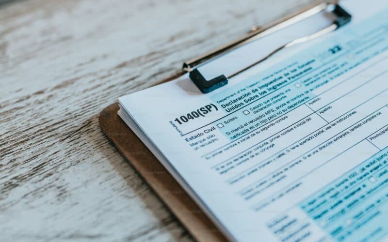 Checklist em prancheta usado para auditoria de contratação