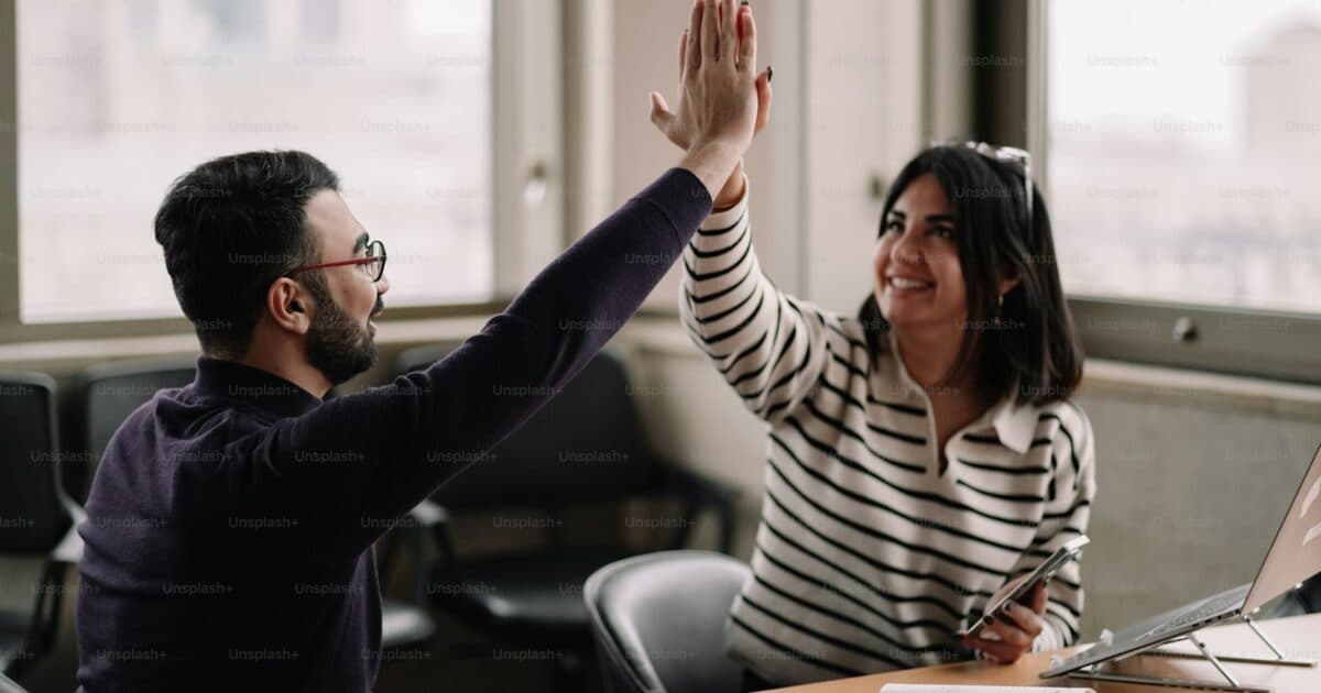 Equipe comercial comemorando um resultado no escritório